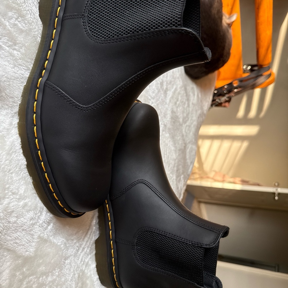 2976 Women's Smooth Leather Chelsea Boots Size 12 W/ 11 M